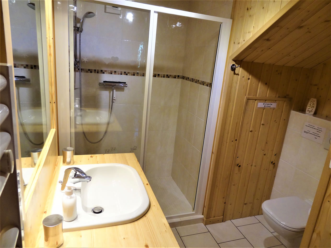 Chalet Chanterelle lower floor shower room