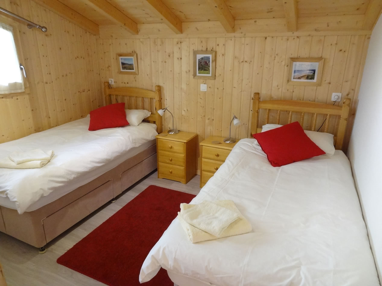 Chalet Chanterelle upper floor rear twin bedroom