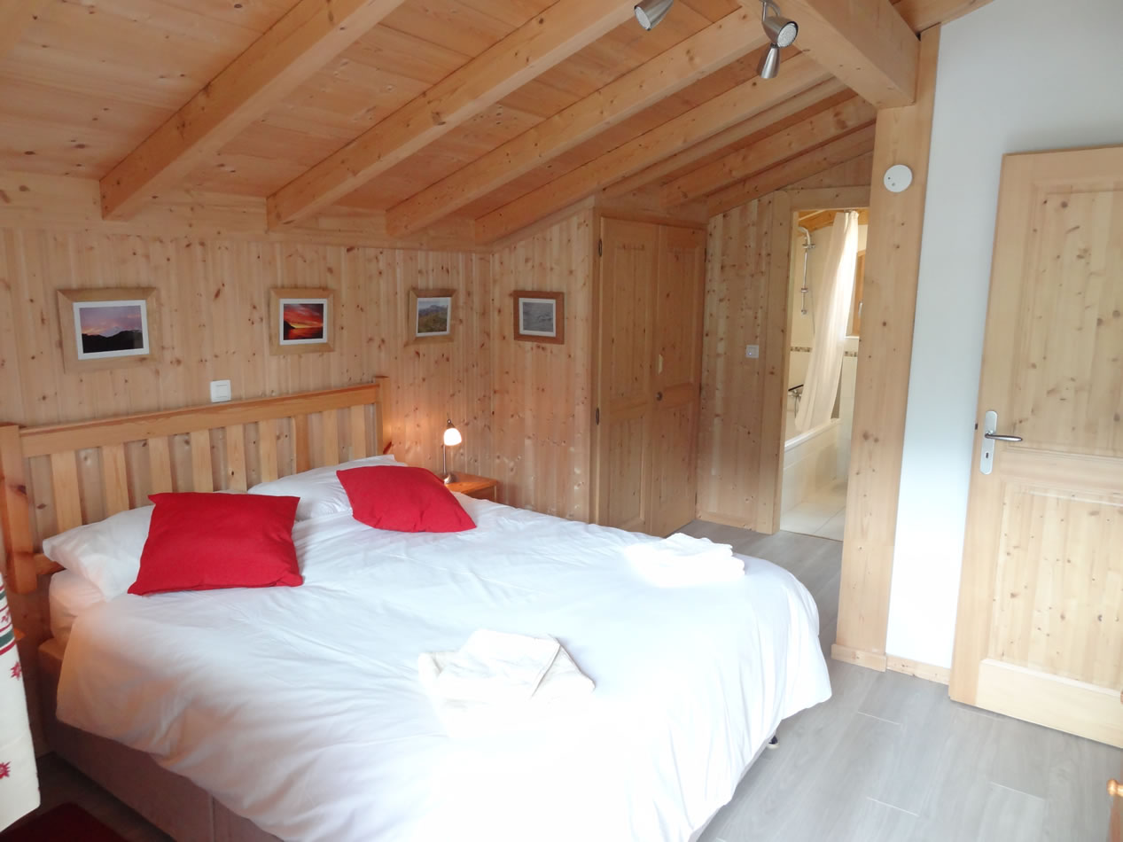 Chalet Chanterelle upper floor kingsize bedroom with ensuite 2